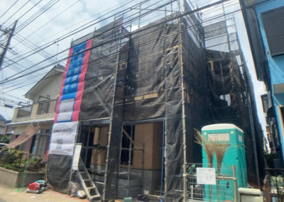 【前面道路含む現地写真】 | 東原新築戸建 | 道幅が狭い場所は比較的土地の値段が低いことが多く、また交通量が少ないため騒音が少なく静かな環境で過ごせます。また、小さいお子様がいるご家庭も安心です。一方で車の駐車が難しいというデメリットもあります。