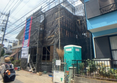 【前面道路含む現地写真】 | 東原新築戸建 | 住宅用の土地では前面道路に2m以上接していなければならないと法律で定められています。しかし、お持ちの車のサイズやライフスタイルなどにより、2mでは利便が悪い場合もございますので、事前に確認しましょう。