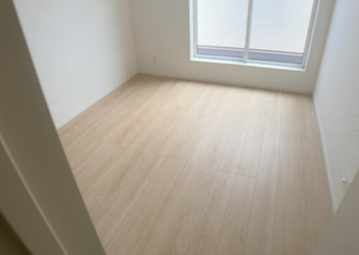 【洋室】 | 栗原中央新築戸建 | 洋室のメリットは重い家具が置きやすく、身の回りが整理しやすいことです。 床がフローリングのため畳とは異なり凹みにくいです。 クローゼットなど収納が豊富で、普段使わない旅行カバンや服の整頓も簡単にです。