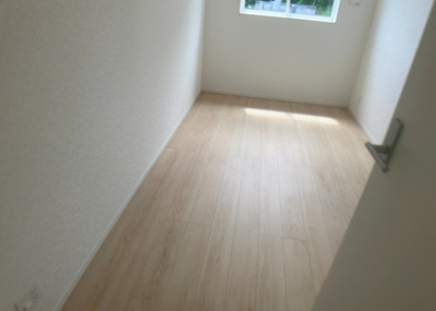 【寝室】 | 栗原中央新築戸建 | 寝室でゆっくりと過ごすためにはベッド周りの適度な空間を担保することや窓の位置、照明の明るさ、寝室の広さなどを考える必要があります。自身や家族の構成とライフスタイルに併せて寝室にする部屋を選びましょう！