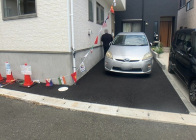 【駐車場】 | 栗原中央新築戸建 | 駐車場と明記されていても、最小スペースでつくられた駐車場だと大型車は駐車できなかったり、出入りしにくくなったりする可能性があります。お車のサイズと購入したい物件の駐車場のサイズを現地で確認しましょう。