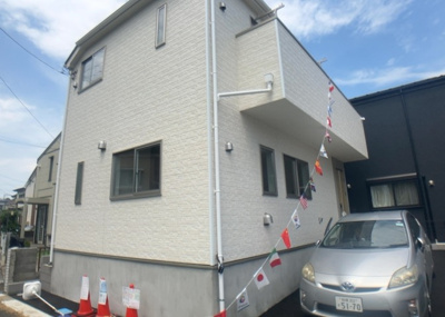 【前面道路含む現地写真】 | 栗原中央新築戸建 | 住宅用の土地では前面道路に2m以上接していなければならないと法律で定められています。しかし、お持ちの車のサイズやライフスタイルなどにより、2mでは利便が悪い場合もございますので、事前に確認しましょう。