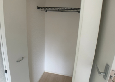 【収納】 | 栗原中央新築戸建 | ウォークインクローゼットがあれば、クローゼット内でコーディネートが完成できますし、季節の変わり目に行う衣替えの手間も省けます。また、スーツケースなど大きいものもしまうことができ使い勝手がよいです。
