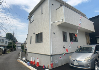 【前面道路含む現地写真】 | 栗原中央新築戸建 | お持ちの車種によっては前面道路が広い方が便利でしょう。しかし、前面道路が広ければその分交通量が多くなるため、騒音などが気になる場合があります。実際に現地を見学し、周辺交通量や騒音などを確認しましょう！