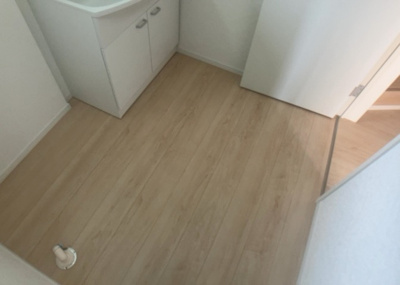 【脱衣所】 | 栗原中央新築戸建 | 多くの戸建て住宅で見かける洗面脱衣所は、洗面台と洗濯機が2畳ほどのスペースに並べられていて、洗面所が脱衣所を兼ね備えている間取りが一般的です。お客様が利用することもある、パブリックな空間でもあります。