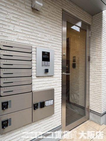 大阪市生野区桃谷３丁目のアパートのエントランス