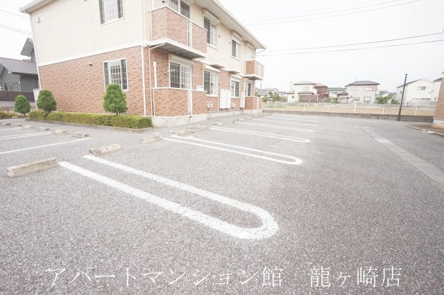 グリシーヌ・パレⅡＡ棟の駐車場