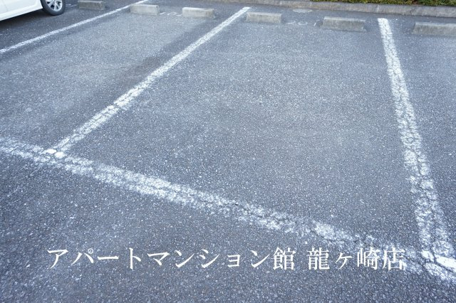 フローラルハイツの駐車場