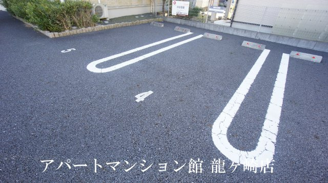 Amour(アムール)の駐車場