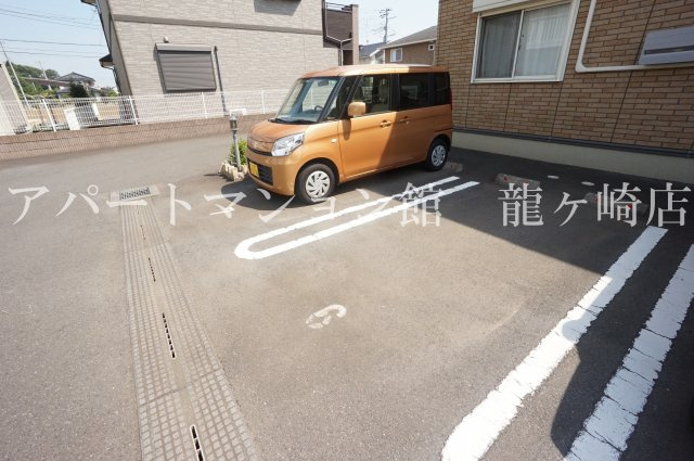 サンフローラAの駐車場