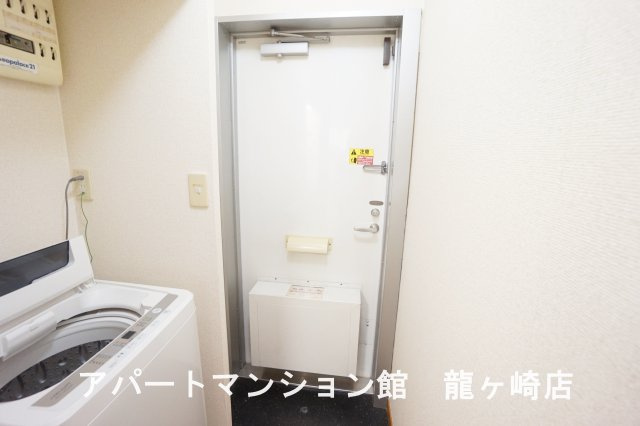 レオパレス霞南の玄関