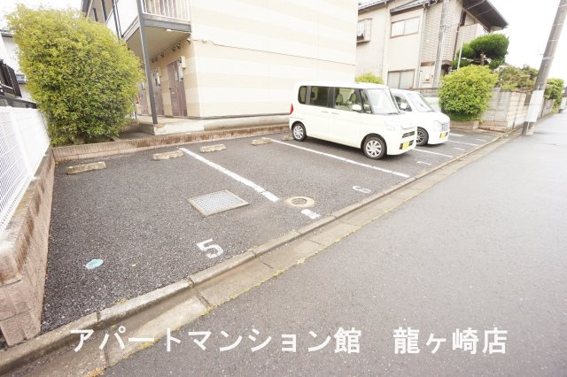レオパレス霞南の駐車場