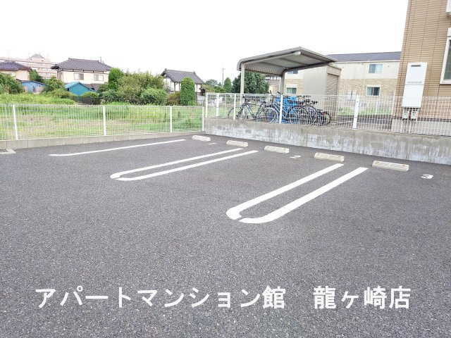 アイランドヒルズアミファイナルの駐車場