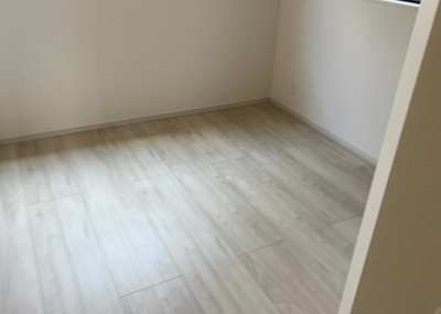 【洋室】 | すすきの町新築戸建 | 洋室のメリットは重い家具が置きやすく、身の回りが整理しやすいことです。 床がフローリングのため畳とは異なり凹みにくいです。 クローゼットなど収納が豊富で、普段使わない旅行カバンや服の整頓も簡単にです。