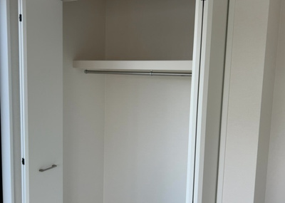 【収納】 | すすきの町新築戸建 | デザイン性を重視しすぎて収納が少なかった！なんてことにならないため、事前に現地で収納の数を確認しておくことをお勧めします。クローゼット以外にも床下収納や屋根裏収納、パントリーなどもチェックしましょう。