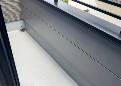 【バルコニー】 | すすきの町新築戸建 | バルコニーは、室外の専用スペースのうち、「屋根がなく開放された空間」であるものを指します。ベランダより広いタイプのものが多く、日当たりもよいため家庭菜園などを楽しみたい人にとって適した環境となります。