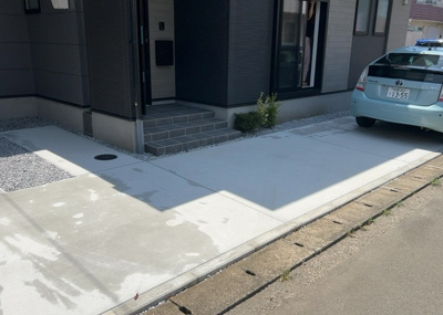 【駐車場】 | すすきの町新築戸建 | 駐車場と明記されていても、最小スペースでつくられた駐車場だと大型車は駐車できなかったり、出入りしにくくなったりする可能性があります。お車のサイズと購入したい物件の駐車場のサイズを現地で確認しましょう。