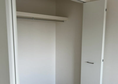 【収納】 | すすきの町新築戸建 | ウォークインクローゼットがあれば、クローゼット内でコーディネートが完成できますし、季節の変わり目に行う衣替えの手間も省けます。また、スーツケースなど大きいものもしまうことができ使い勝手がよいです。