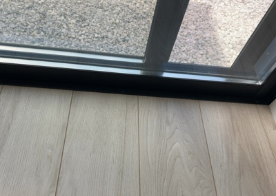 【内装】 | すすきの町新築戸建 | サッシとは、ガラス窓に使用される金属製の窓枠のことです。一般的に住宅建築では、金属製建具工事の段階で備え付けるもので、ガラス類や玄関、バスルームのスチール製のドアなどと同じタイミングで工事を行います。