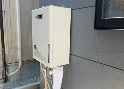 【発電・温水設備】 | すすきの町新築戸建 | 省エネ給湯器とは従来型の給湯器より熱効率が高く、少ない燃料でたくさんのお湯を沸かすことが出来る高効率な給湯器のことを指します。また、省エネ給湯器には種類があり、利便性や効果なども様々です。