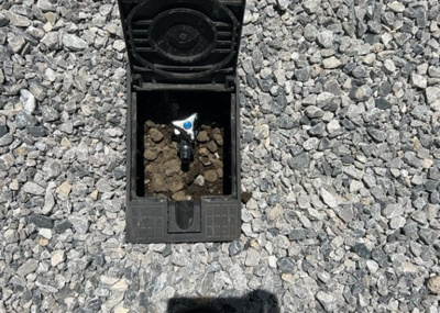 【設備】 | すすきの町新築戸建 | 敷地内には、散水栓や立水栓があります。水道水を直接利用できるため、水を運ぶ手間を省くことが出来ます。大量の水を必要とする洗車作業や清掃などに役立ちます。その他設備とあわせて、現地でご確認ください。
