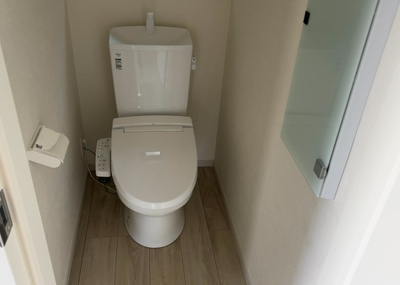 【トイレ】 | すすきの町新築戸建 | トイレは大きさや形、機能、抗菌性などが異なる多種多彩なタイプが各メーカーから出ています。それぞれに良さがあるため、事前にどういったタイプのトイレがいいのかをご家庭内で決めて、内見に行くといいでしょう。
