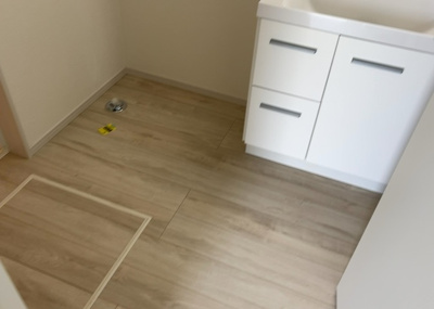 【脱衣所】 | すすきの町新築戸建 | 多くの戸建て住宅で見かける洗面脱衣所は、洗面台と洗濯機が2畳ほどのスペースに並べられていて、洗面所が脱衣所を兼ね備えている間取りが一般的です。お客様が利用することもある、パブリックな空間でもあります。