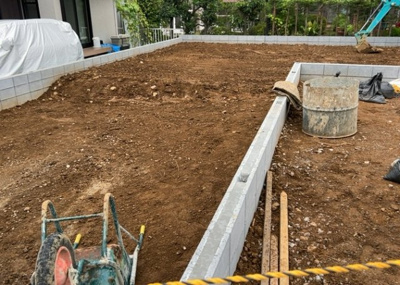 【バルコニー】 | 東中野新築戸建 | バルコニーは、室外の専用スペースのうち、「屋根がなく開放された空間」であるものを指します。ベランダより広いタイプのものが多く、日当たりもよいため家庭菜園などを楽しみたい人にとって適した環境となります。