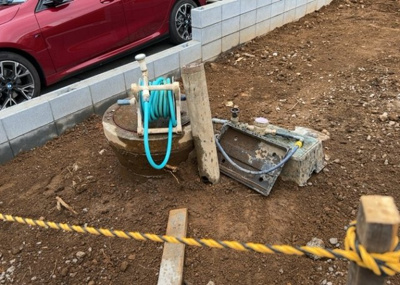 【設備】 | 東中野新築戸建 | 敷地内には、散水栓や立水栓があります。水道水を直接利用できるため、水を運ぶ手間を省くことが出来ます。大量の水を必要とする洗車作業や清掃などに役立ちます。その他設備とあわせて、現地でご確認ください。