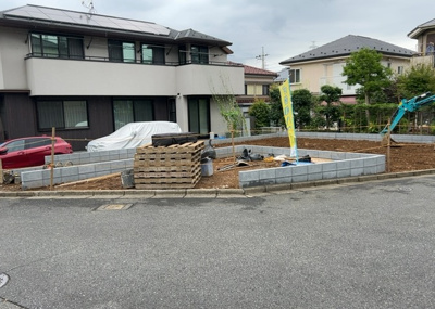 【構造・工法・仕様】 | 東中野新築戸建 | 木造住宅とは土台、壁、柱など建築物の強度を支える構造体の材に木が使用されている構造を指します。構造体は建物の自重を支えるだけではなく風圧や水圧、積裁荷重などあらゆる衝撃に耐えるための基礎です。