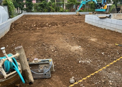 【構造・工法・仕様】 | 東中野新築戸建 | ベタ基礎とは、柱の位置に関係なく全体に基礎がある事を指し、面積が大きい分建物の重さを全体に分散できます。また、地面からの湿気や害虫を遮断でき、木造住宅で心配されるシロアリ被害を防ぐ効果も期待できます。