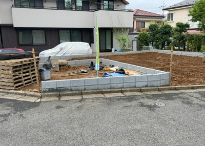 【外観】 | 東中野新築戸建 | 現地に行くなら、物件の周囲の地形がどうなっているかを見ることも大切です。周辺より低くなっている土地では、大雨などで水が集まりやすいため、地盤が弱くなっているということも考えられるため、注意が必要です。