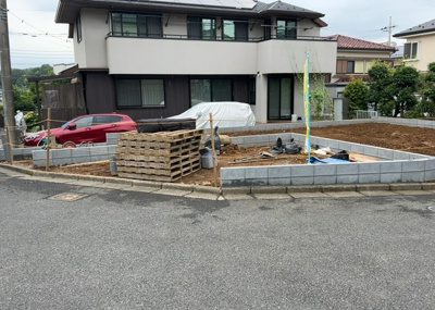 【外観】 | 東中野新築戸建 | 物件の詳細については、現地を見てわかること以外に、役所や法務局などで調べないとわからないことがあります。そのため、現地に行く場合は、もしこの物件を買ったらどのような生活ができるかをイメージしましょう。