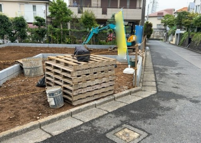 【前面道路含む現地写真】 | 東中野新築戸建 | 道幅が狭い場所は比較的土地の値段が低いことが多く、また交通量が少ないため騒音が少なく静かな環境で過ごせます。また、小さいお子様がいるご家庭も安心です。一方で車の駐車が難しいというデメリットもあります。