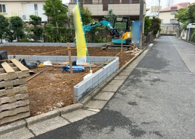 【前面道路含む現地写真】 | 東中野新築戸建 | 道幅が広い場所は日当たりや風通が良好です。幅が広いのですれ違いも可能ですし大きな車でも駐車可能！一方で、大型車が通ることも多くなるため交通量の増加により騒音に繋がります。また土地の値段が高くなります。
