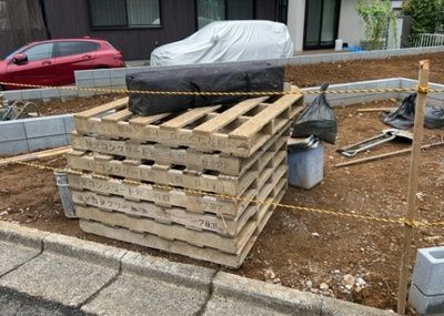 【外観】 | 東中野新築戸建 | 現在は更地となっています。現地をご見学に行く際は、道路の幅や周辺の交通量、施設などをご確認頂くことをおすすめします！ある程度イメージをつけたいという場合は、同売主の施工事例や完成パースもお見せします。