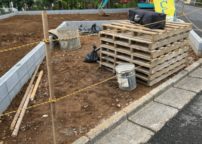 【庭】 | 東中野新築戸建 | 家族でのBBQを行うのであれば3坪程度の広さがあればよいでしょう。ガーデニングや家庭菜園を楽しむ際は、手入れが行き届く範囲にすると安心です。また、庭のある方角や接道が気になる方は事前に確認しましょう。