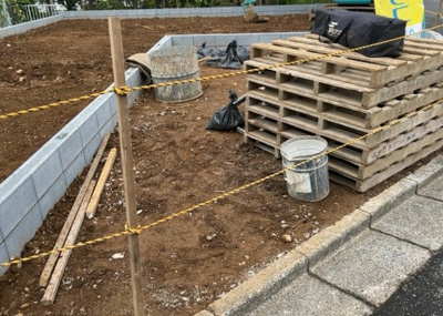 【庭】 | 東中野新築戸建 | 庭のある家に住むことのメリットとして、子どもたちの遊び場を確保できること、ガーデニングや家庭菜園を楽しめること、明るさを確保できることがあります。また、配置を工夫することでプライバシーが確保できます。