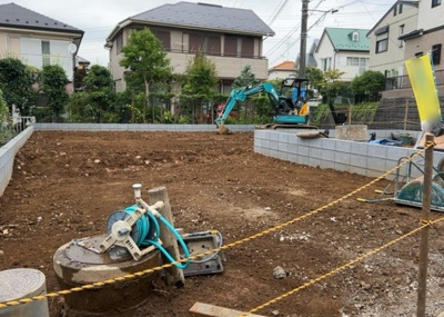 【前面道路含む現地写真】 | 東中野新築戸建 | 住宅用の土地では前面道路に2m以上接していなければならないと法律で定められています。しかし、お持ちの車のサイズやライフスタイルなどにより、2mでは利便が悪い場合もございますので、事前に確認しましょう。