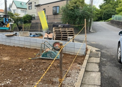 【前面道路含む現地写真】 | 東中野新築戸建 | お持ちの車種によっては前面道路が広い方が便利でしょう。しかし、前面道路が広ければその分交通量が多くなるため、騒音などが気になる場合があります。実際に現地を見学し、周辺交通量や騒音などを確認しましょう！