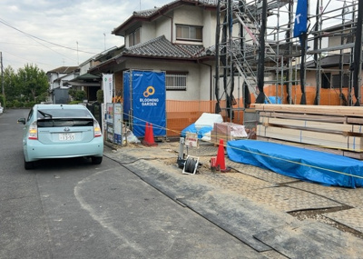 【前面道路含む現地写真】 | 東中野新築戸建 | お持ちの車種によっては前面道路が広い方が便利でしょう。しかし、前面道路が広ければその分交通量が多くなるため、騒音などが気になる場合があります。実際に現地を見学し、周辺交通量や騒音などを確認しましょう！