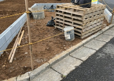 【駐車場】 | 東中野新築戸建 | 駐車場と明記されていても、最小スペースでつくられた駐車場だと大型車は駐車できなかったり、出入りしにくくなったりする可能性があります。お車のサイズと購入したい物件の駐車場のサイズを現地で確認しましょう。