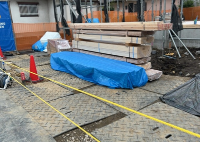 【駐車場】 | 東中野新築戸建 | 駐車場と明記されていても、最小スペースでつくられた駐車場だと大型車は駐車できなかったり、出入りしにくくなったりする可能性があります。お車のサイズと購入したい物件の駐車場のサイズを現地で確認しましょう。