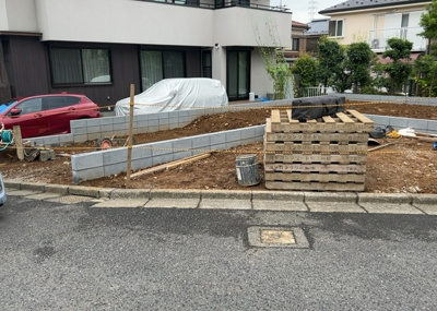 【庭】 | 東中野新築戸建 | 庭があることでガーデニングや家庭菜園はもちろん、こどもの遊び場やペットを放して遊ぶことができます。また、家の周囲に余裕があるということです。隣地との間があれば、十分な日当たりと、風通しが確保できます。