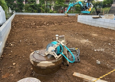 【玄関】 | 東中野新築戸建 | 玄関は家の顔でもあり、家族以外の目にも止まる場所です。玄関は外との間を仕切る扉、靴などをしまっておく収納スペース、靴脱ぎのたたきスペース、来客とのやり取りをするドアホンなど複数のアイテムからなります。