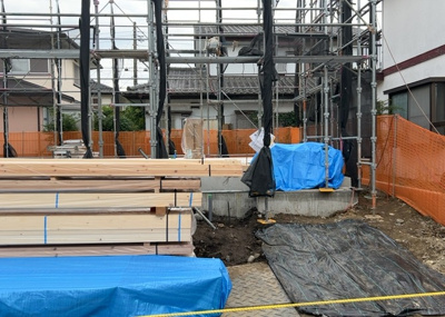 【玄関】 | 東中野新築戸建 | 玄関は家の顔でもあり、家族以外の目にも止まる場所です。玄関は外との間を仕切る扉、靴などをしまっておく収納スペース、靴脱ぎのたたきスペース、来客とのやり取りをするドアホンなど複数のアイテムからなります。