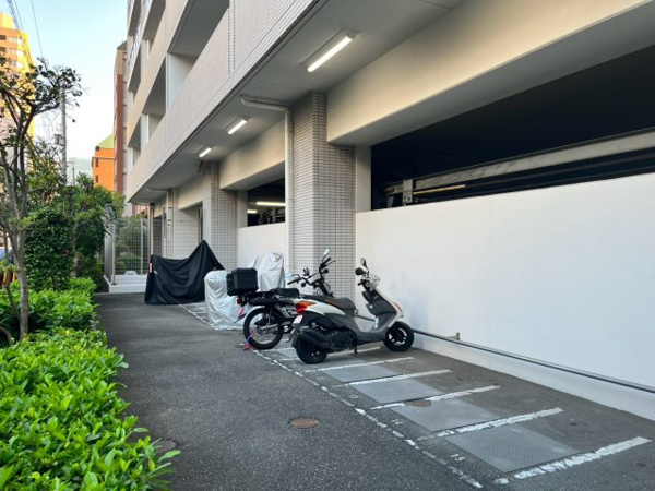 【その他】 | 【バイク置き場】こちらはバイク置き場です！雨にも濡れにくい屋根付きです！