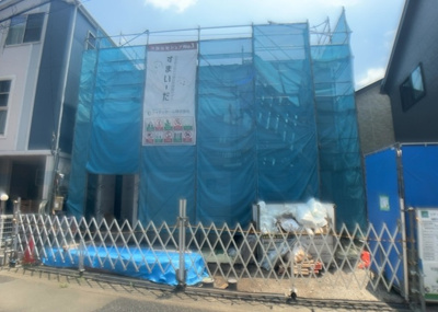 【外観】 | 田名新築戸建 | 現地に行くなら、物件の周囲の地形がどうなっているかを見ることも大切です。周辺より低くなっている土地では、大雨などで水が集まりやすいため、地盤が弱くなっているということも考えられるため、注意が必要です。