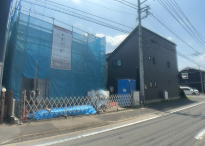 【前面道路含む現地写真】 | 田名新築戸建 | 道幅が狭い場所は比較的土地の値段が低いことが多く、また交通量が少ないため騒音が少なく静かな環境で過ごせます。また、小さいお子様がいるご家庭も安心です。一方で車の駐車が難しいというデメリットもあります。