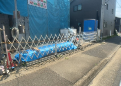 【駐車場】 | 田名新築戸建 | 車一台あたりに必要なスペースは、標準サイズの普通自動車で横幅2m50cm、長さ5mは必要になります。ただし、乗降のことも考慮して横幅3m30cm、長さ5m50cmほどは確保できるところを選びましょう。